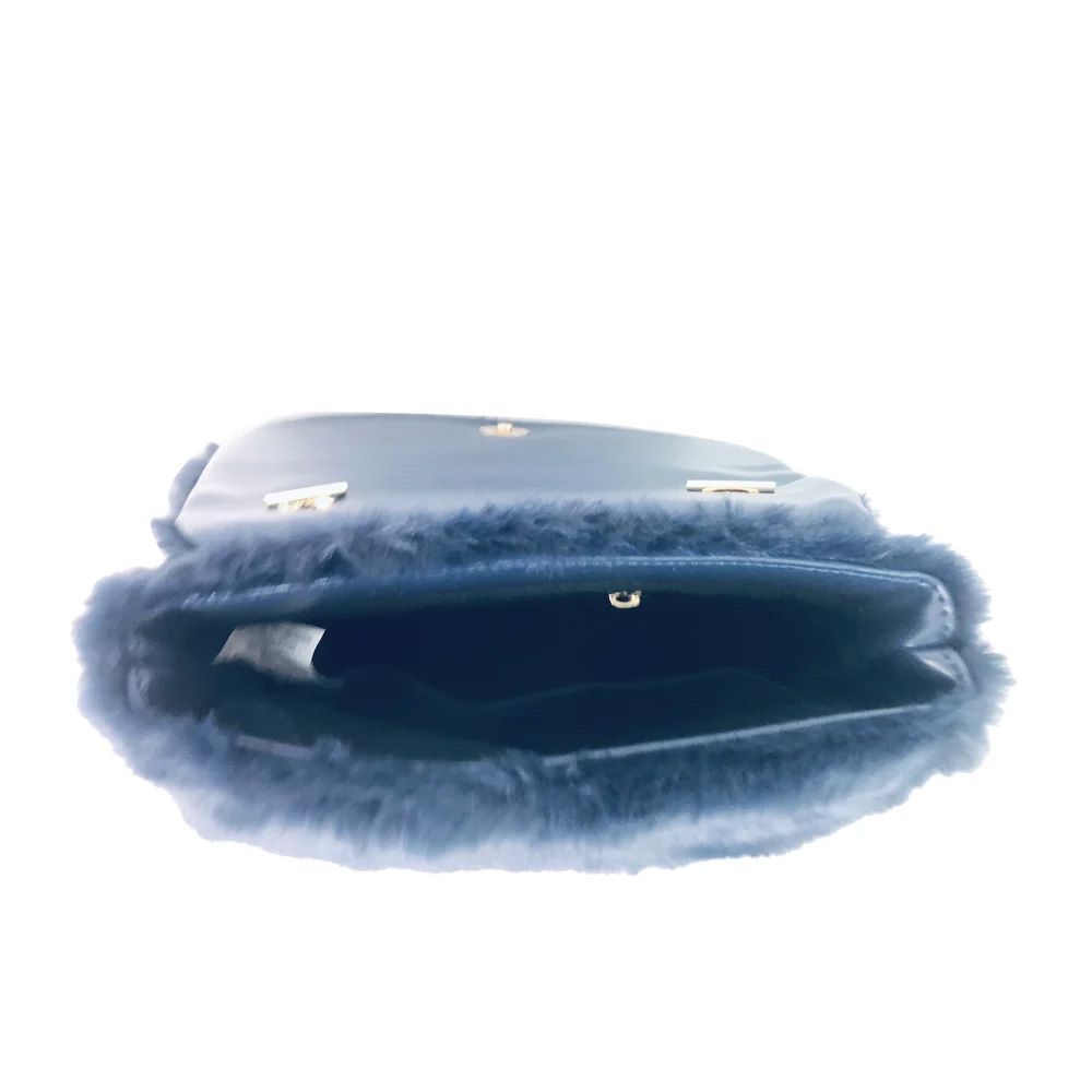 Fluffy blauwe clutch met ketting, in open positie