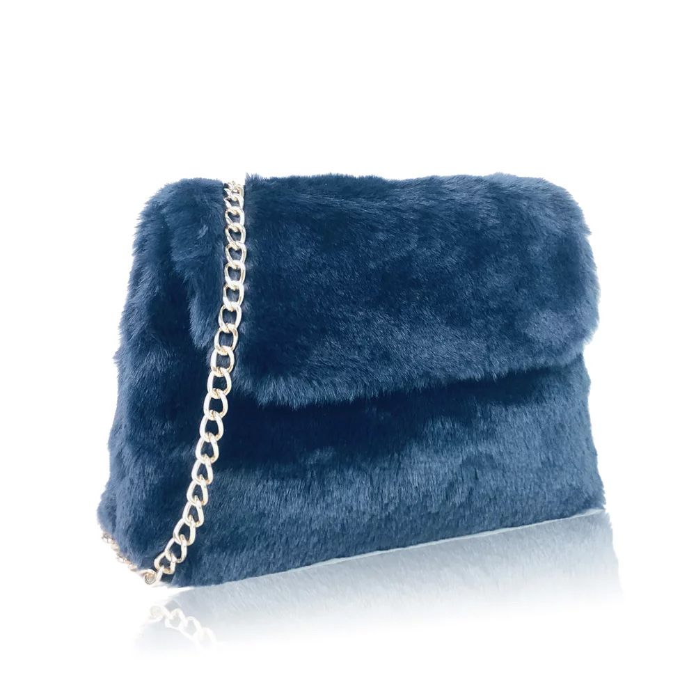Zijaanzicht van de Fluffy blauwe clutch met ketting