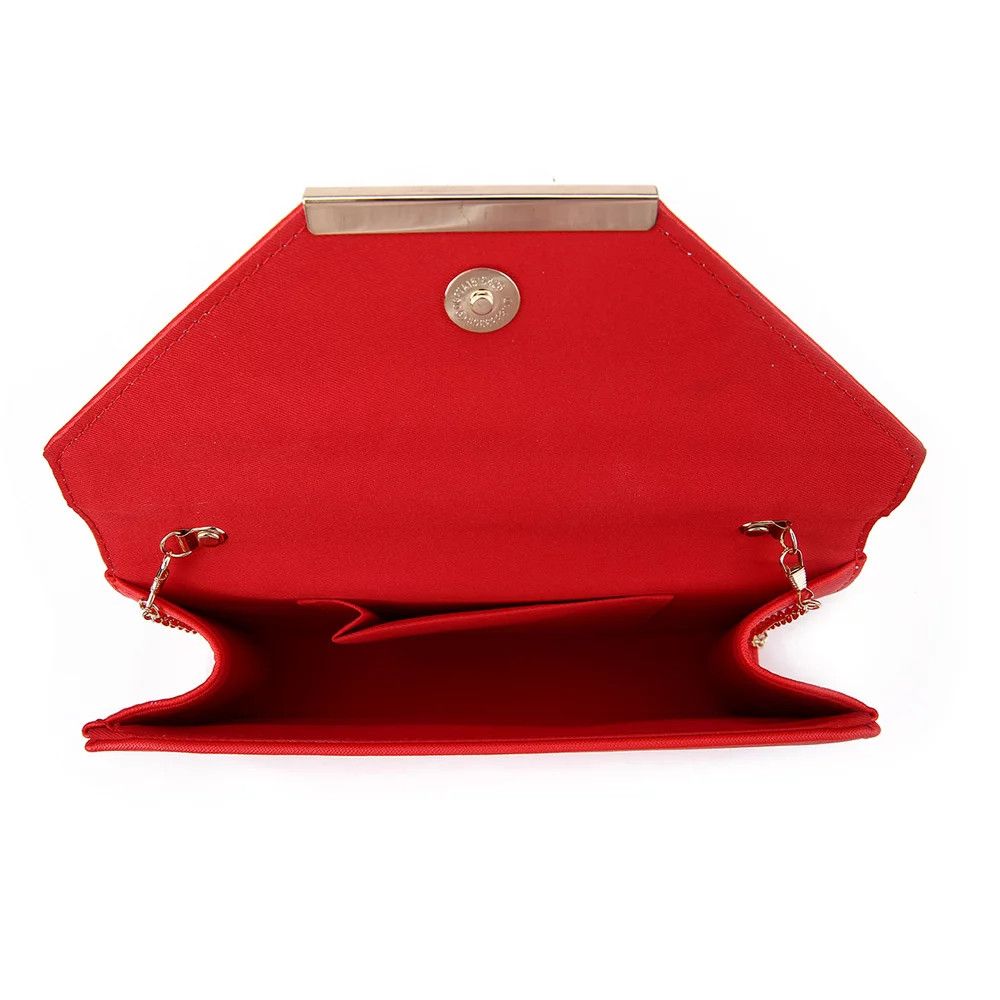 Rood enveloptasje met goudkleurige sluiting en ketting, in open stand