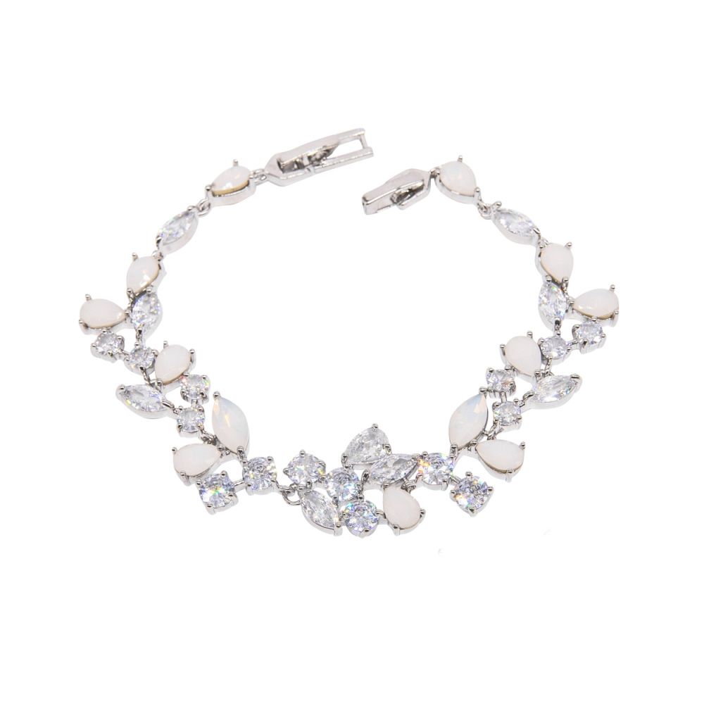 Couture armband met glinsterende opaalkristallen