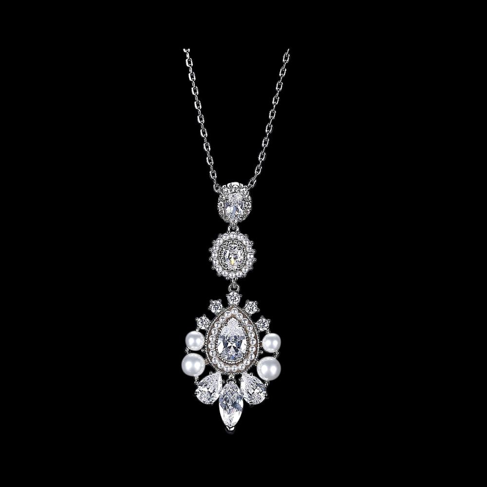 Ketting met zirkonia en parels hanger in een kroonluchter model