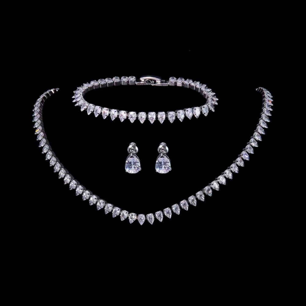 Tijdloze driedelige sieraden set met zirkonia kristallen