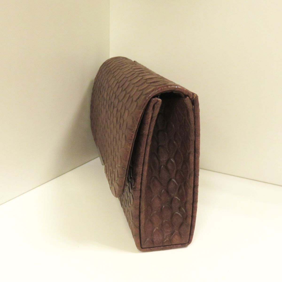 Stoere clutch met roodbruine slangenmotief, zijkant