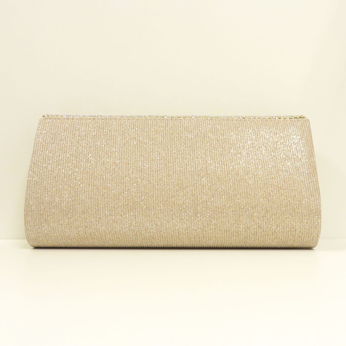 Achterzijde van de Goudkleurig enveloptasje met subtiele glitters op de klep