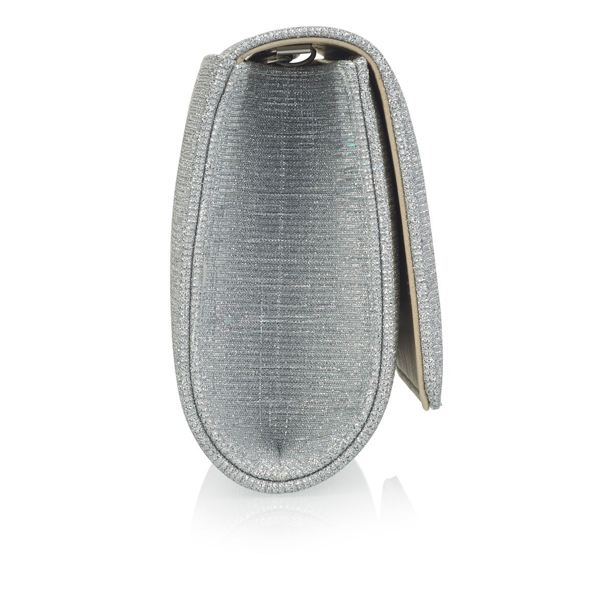 Zijaanzicht van de Zilverkleurige kleine metallic clutch met glitter afwerking