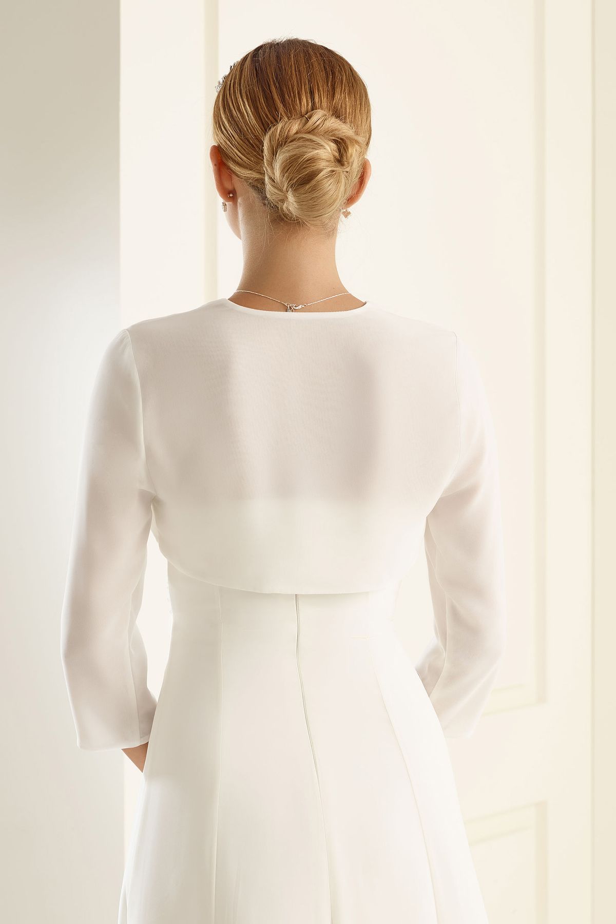 Ivoorkleurige bolero van chiffon, achterkant