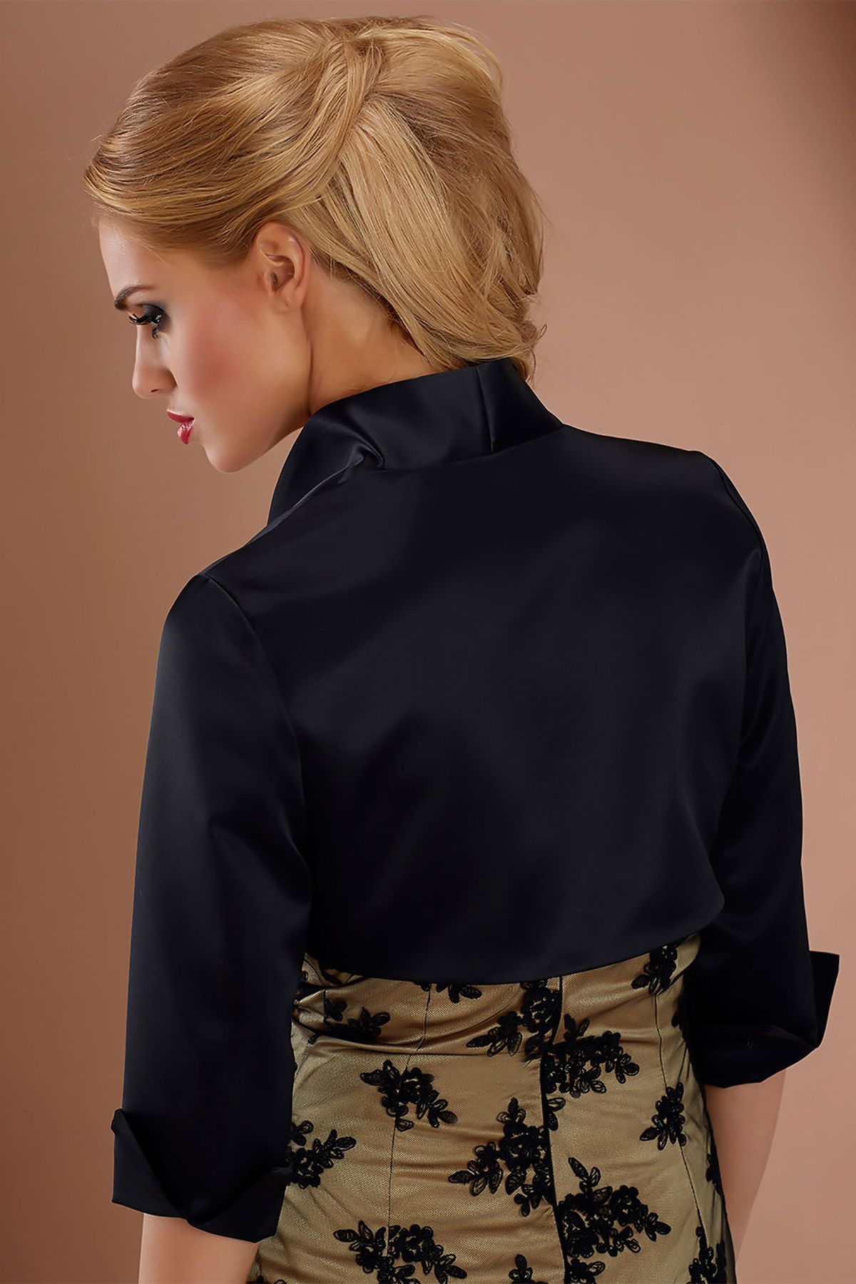Zwart bolero jasje van Taft met driekwart mouw, achterkant