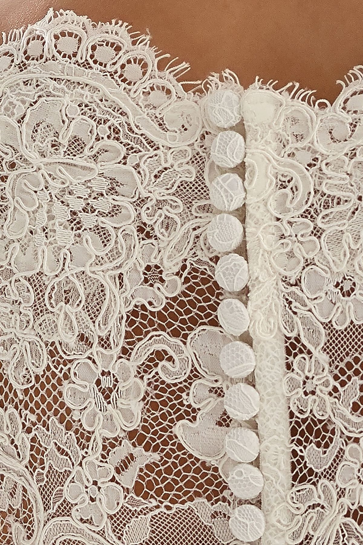 Bruidshesje van kant met kapmouwtjes, detail
