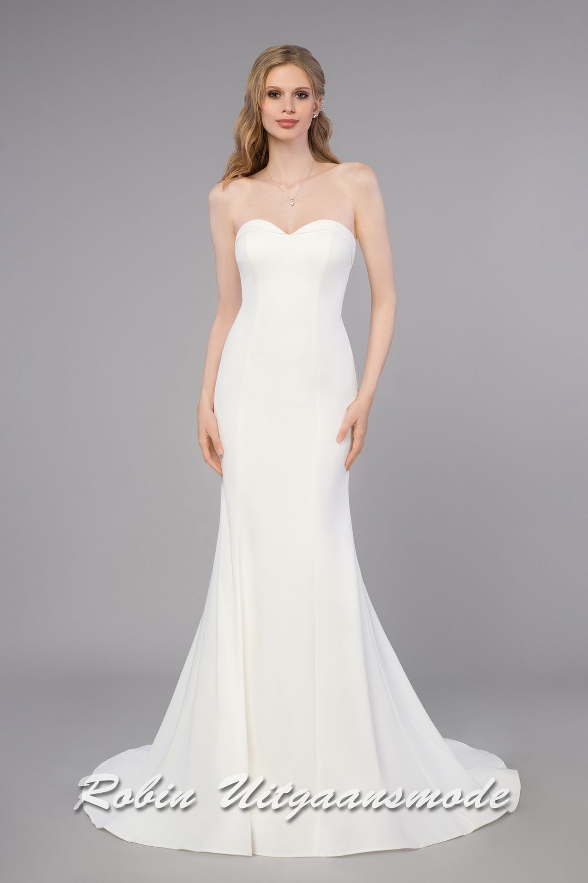 Fishtail bruidsjurk met heartshape strapless lijfje, vetersluiting op de rug en een rok met klein sleepje