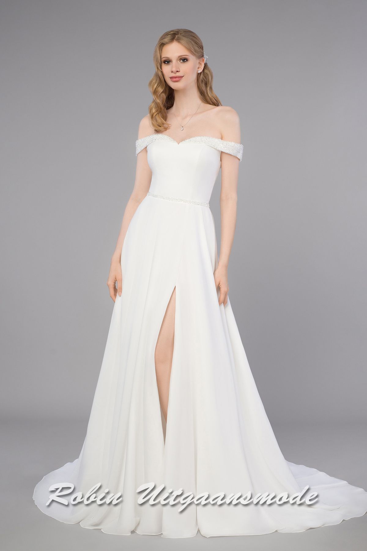 Trouwjurk met glitter off-shoulder halslijn, aansluitend lijfje met vetersluiting en A-lijn rok met split