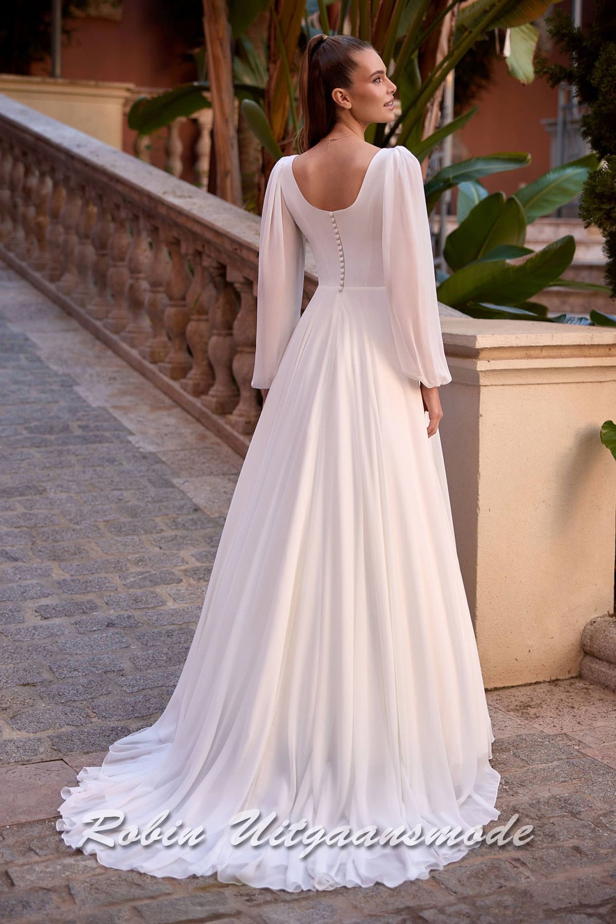 Achterkant van de Romantische A-lijn bruidsjurk met lange chiffon mouwen, vierkante halslijn en wijd uitlopende chiffon rok met lange sleep