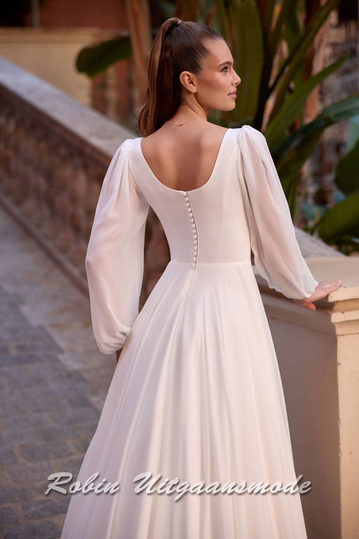 Rugkant van de Romantische A-lijn bruidsjurk met lange chiffon mouwen, vierkante halslijn en wijd uitlopende chiffon rok met lange sleep