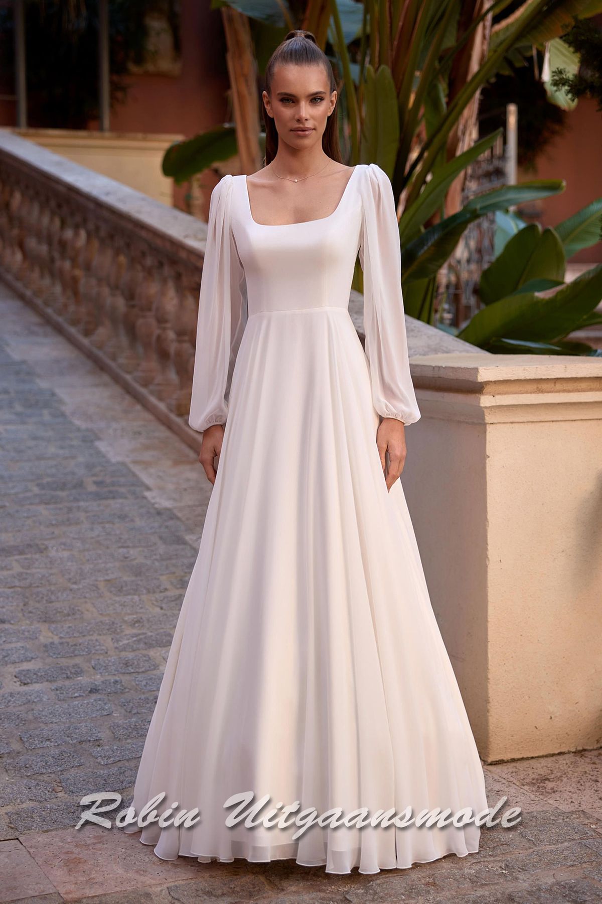 Romantische A-lijn bruidsjurk met lange chiffon mouwen, vierkante halslijn en wijd uitlopende chiffon rok met lange sleep