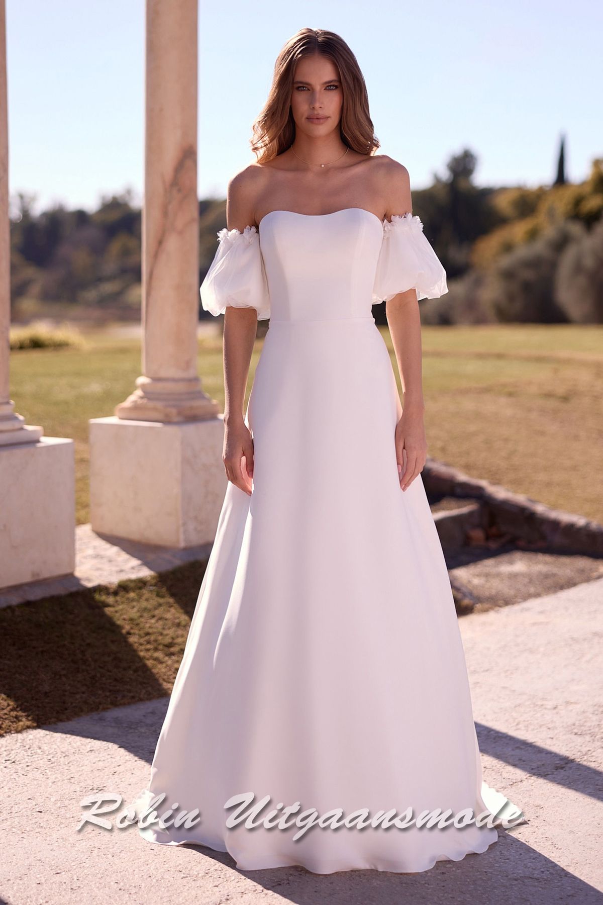 Strapless trouwjurk met een heartshape halslijn, losse pofmouwtjes van chiffon en een A-lijn rok met lange sleep