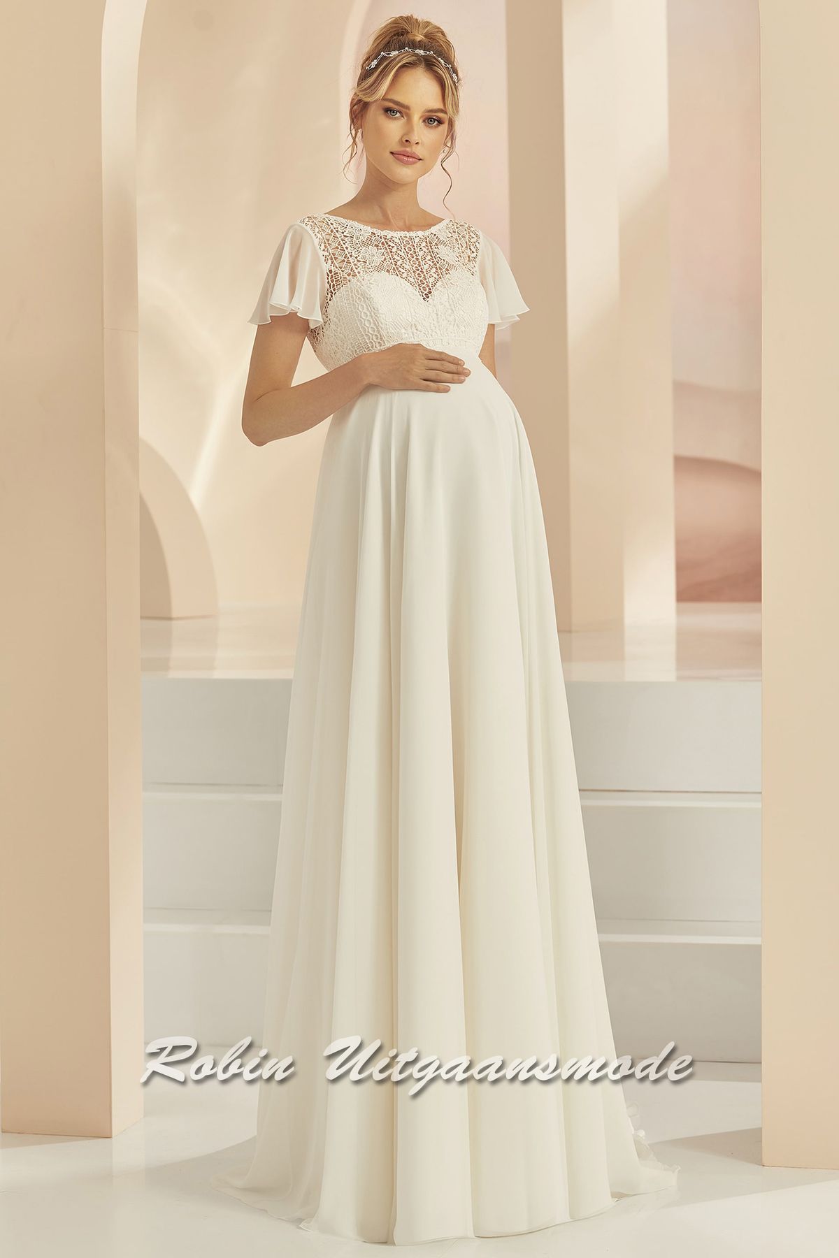 Zwangerschaps trouwjurk met ronde hals, geplooide mouwtjes, open rug en chiffon rok met sleep