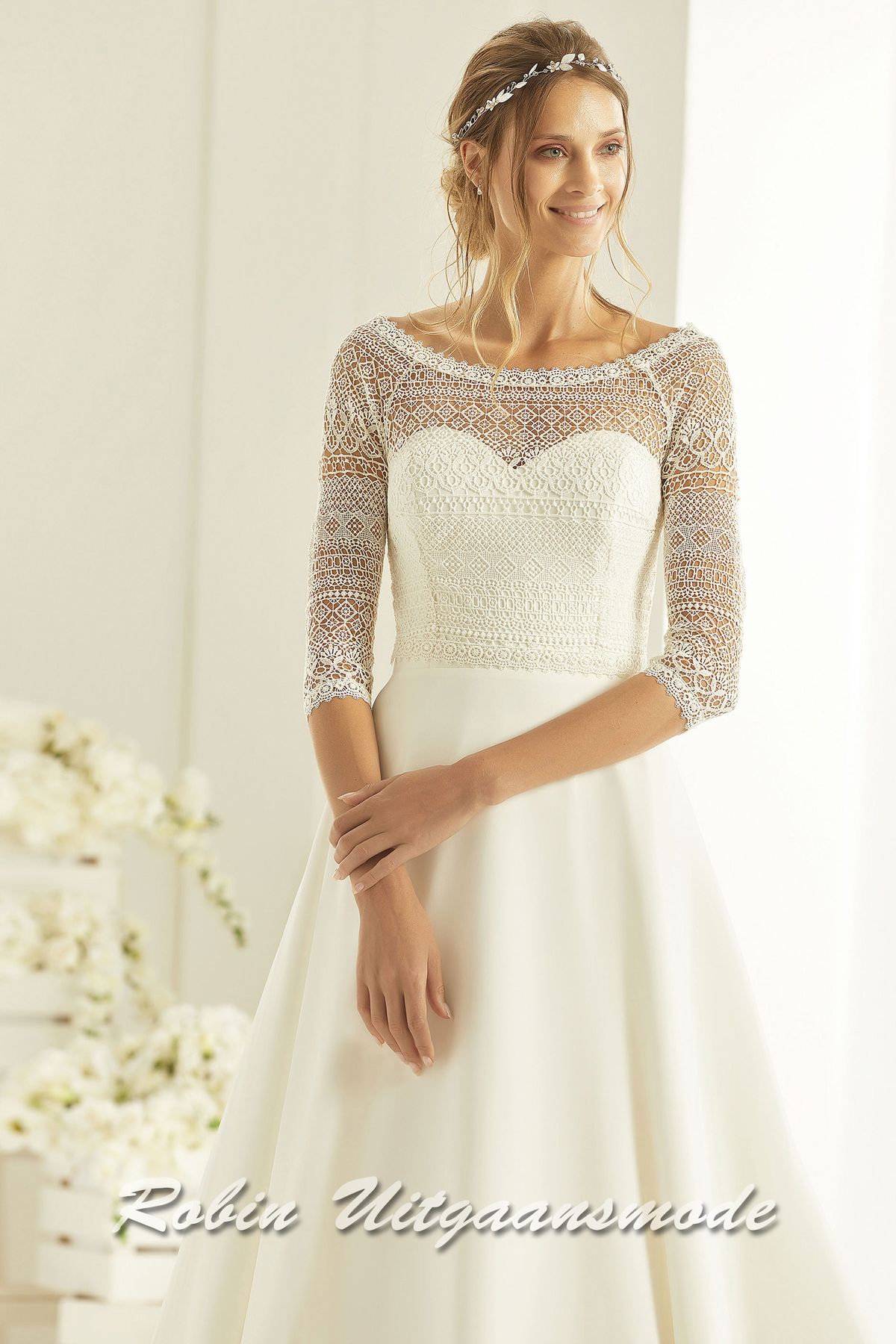 Close-up van de Eenvoudige trouwjurk met strapless lijfje en A-lijn rok