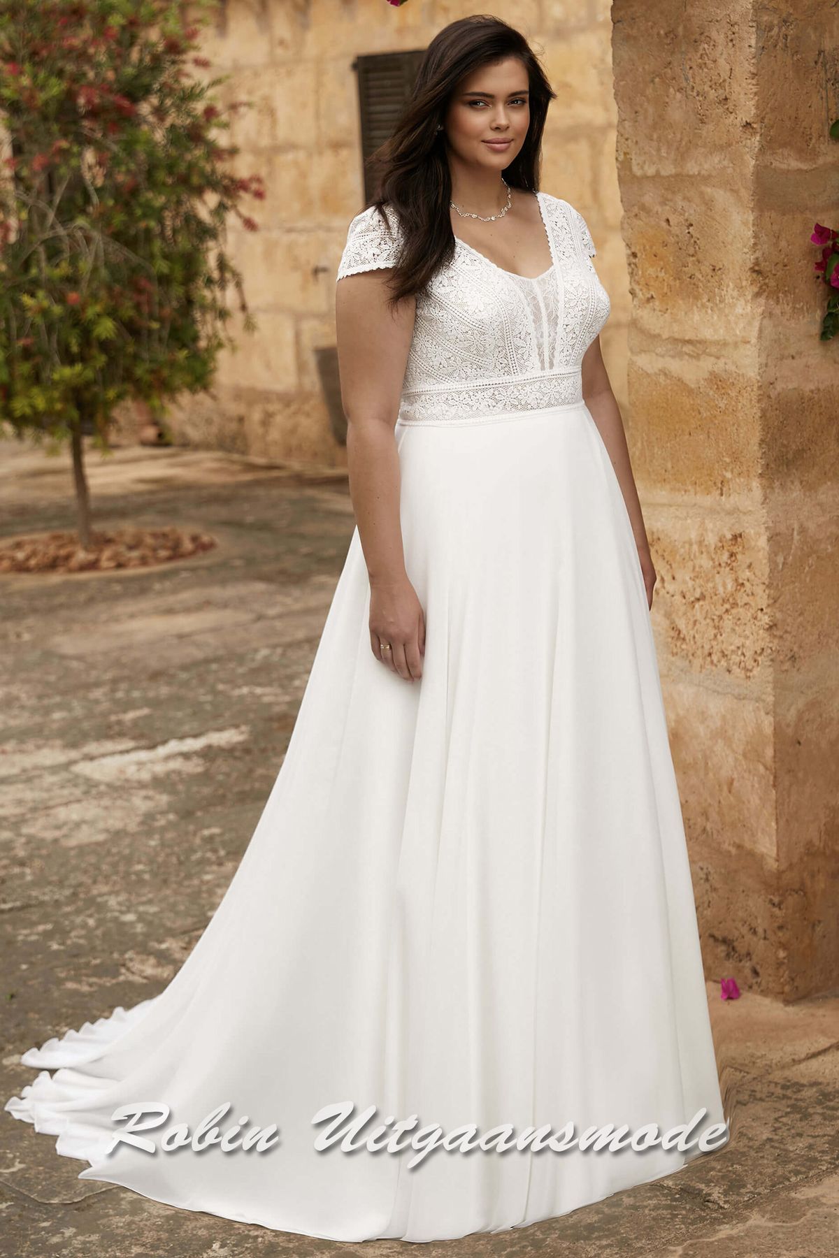 Grote maat trouwjurk met kanten lijfje, een illusie diepe V-hals, kapmouwtjes en lange chiffon rok met sleep