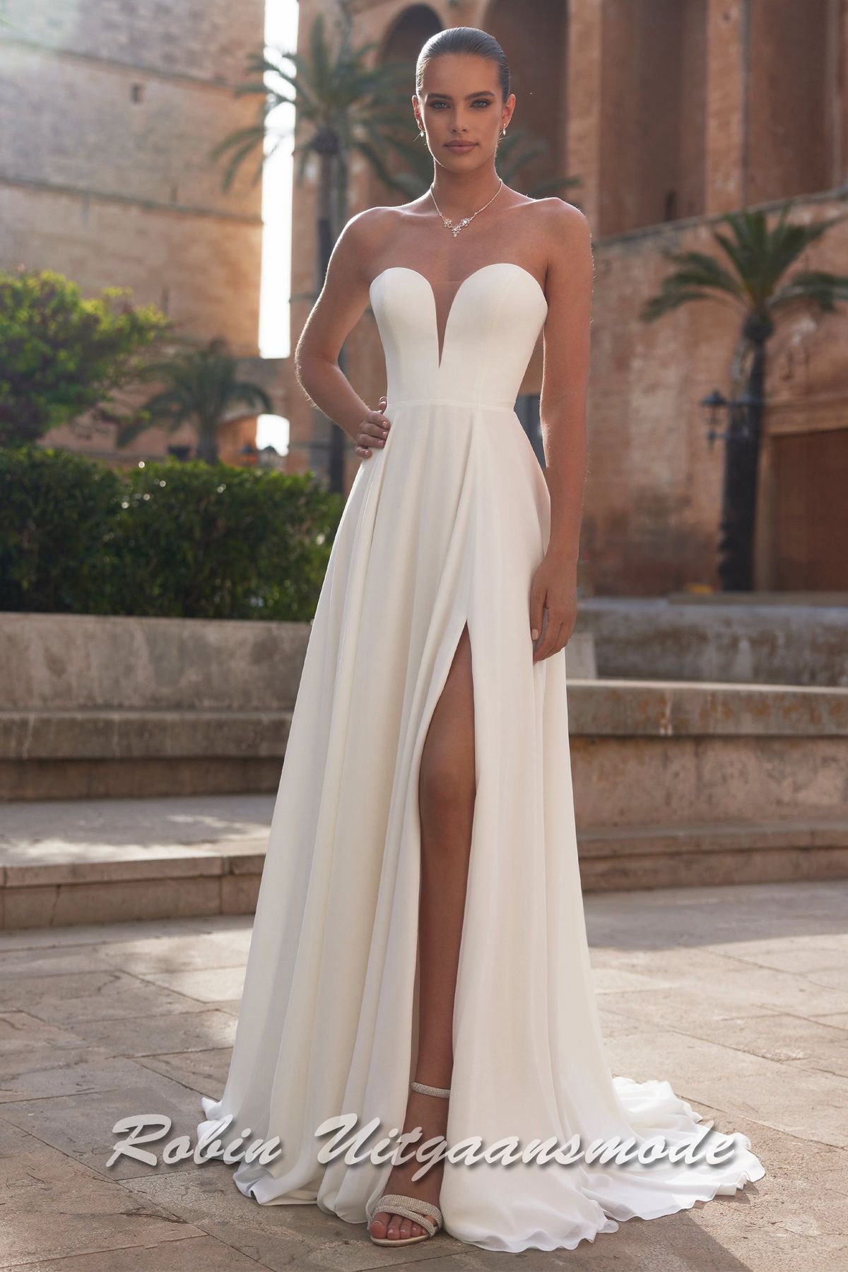 Heartshape strapless trouwjurk met split, een kleine sleep en een geaccentueerde taille