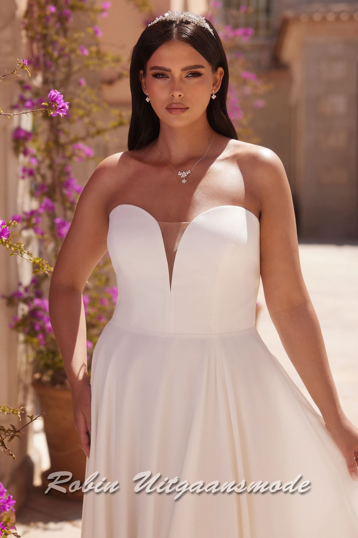 Close-up van de Heartshape strapless trouwjurk met split in een grote maat