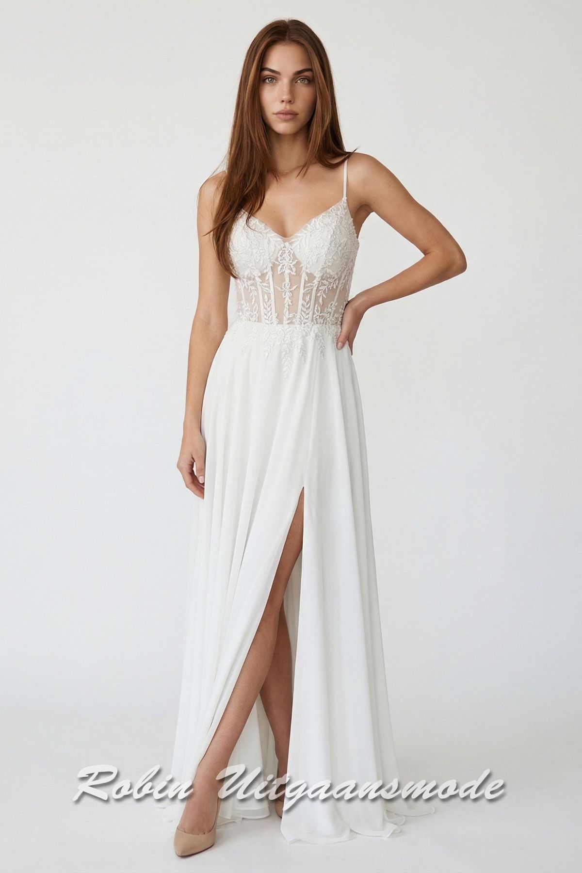 Trouwjurk met versierd lijfje met applicaties van kralen en steentjes, smalle bandjes en chiffon rok met hoge split