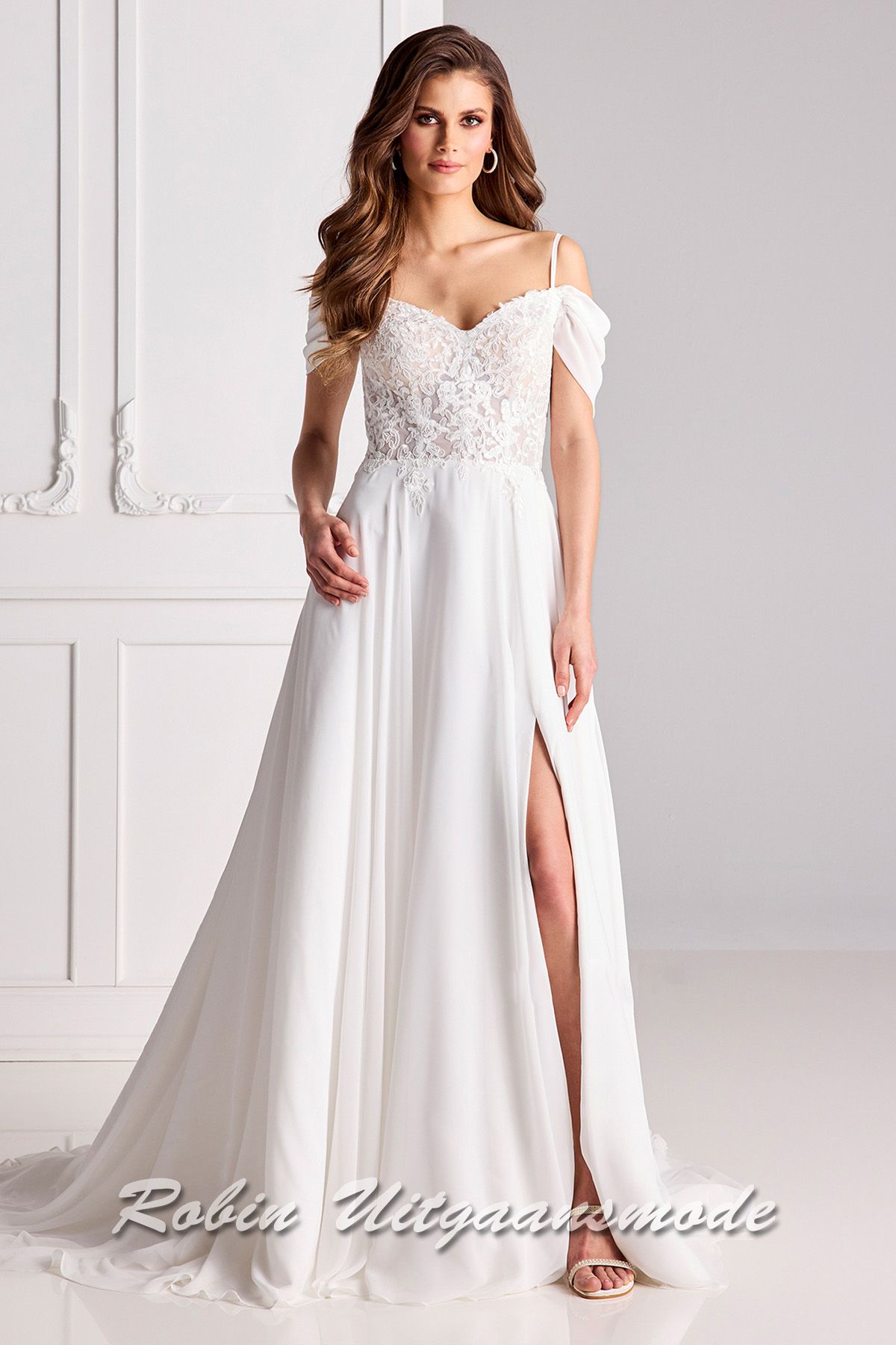 Trouwjurk met afhangende mouwen, een kanten lijfje, een chiffon rok met split en sleep