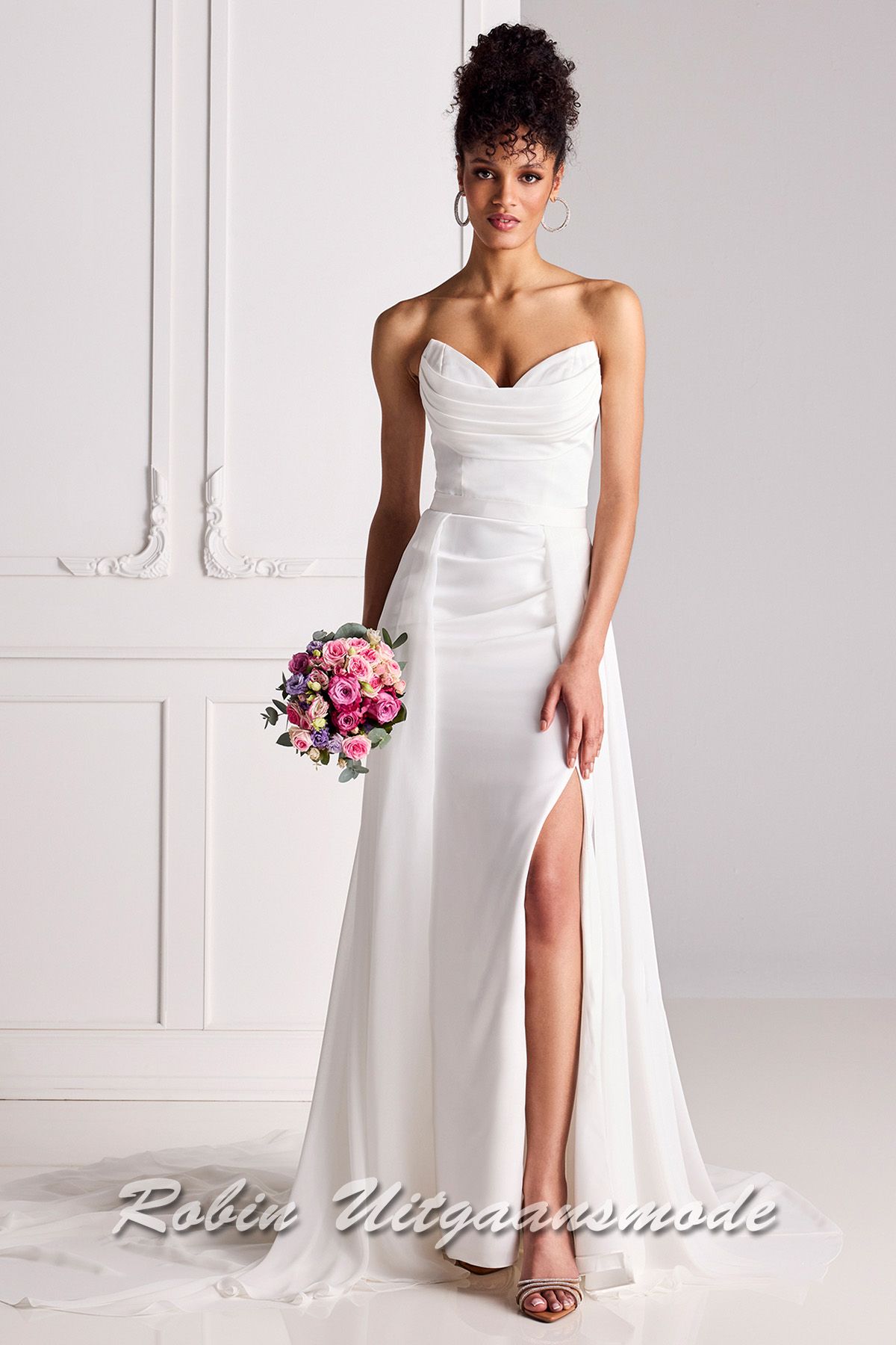 Strapless bruidsjurk met heartshape halslijn en rok met split. met de 3/4 overslag rok