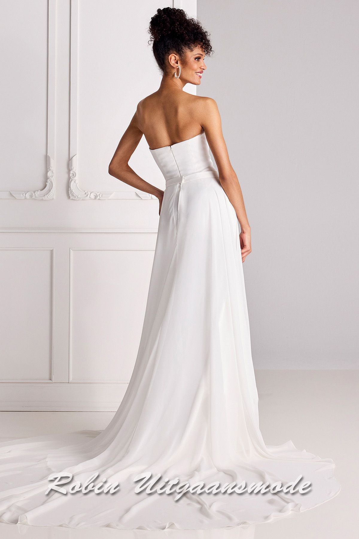Achterkant van de Strapless bruidsjurk met heartshape halslijn en rok met split