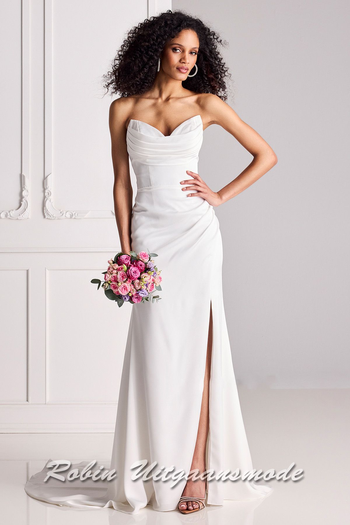 Strapless bruidsjurk met heartshape halslijn, een sluikvallende rok met split en sleep