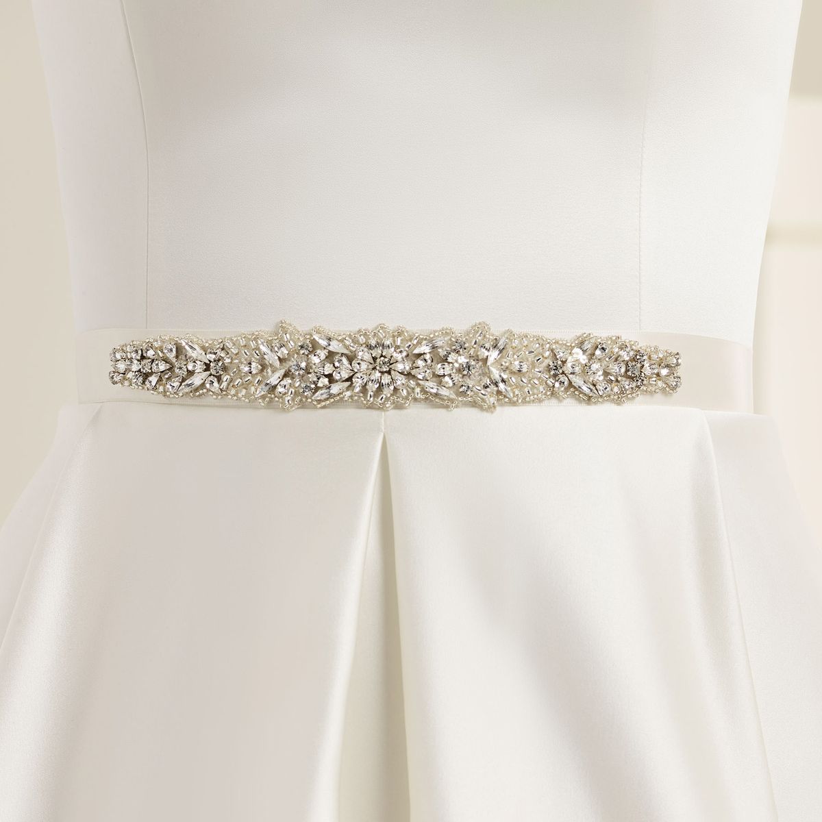 Elegante satijnen riem met verfijnde sierstenen