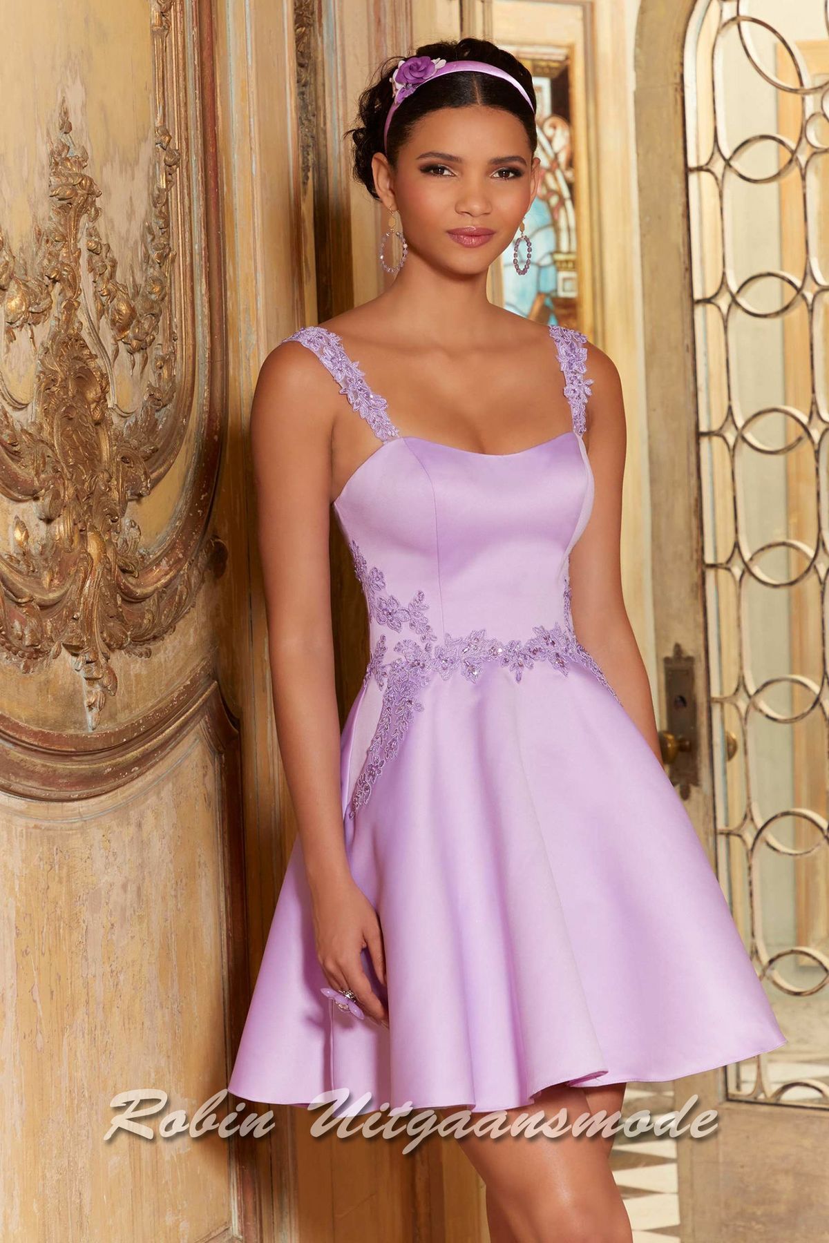 Close-up van de lila Cocktailjurk met kant versierde taille, zijkanten en schouderbanden