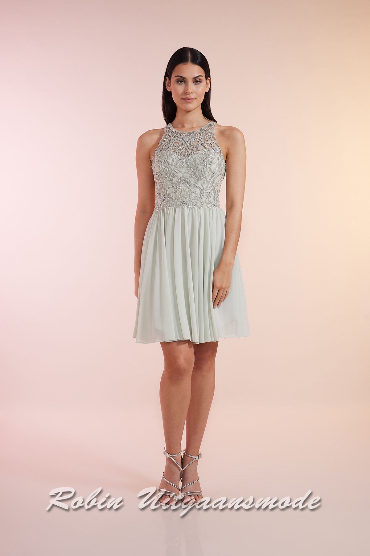 Mint groen cocktailjurk met hooggesloten kanten lijfje, blote schouders en een geplooide chiffon rok tot net boven de knie
