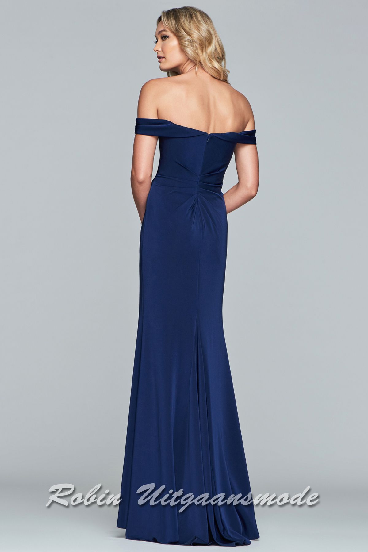 Achterkant van de Off-shoulder galajurk met split in een strak recht model
