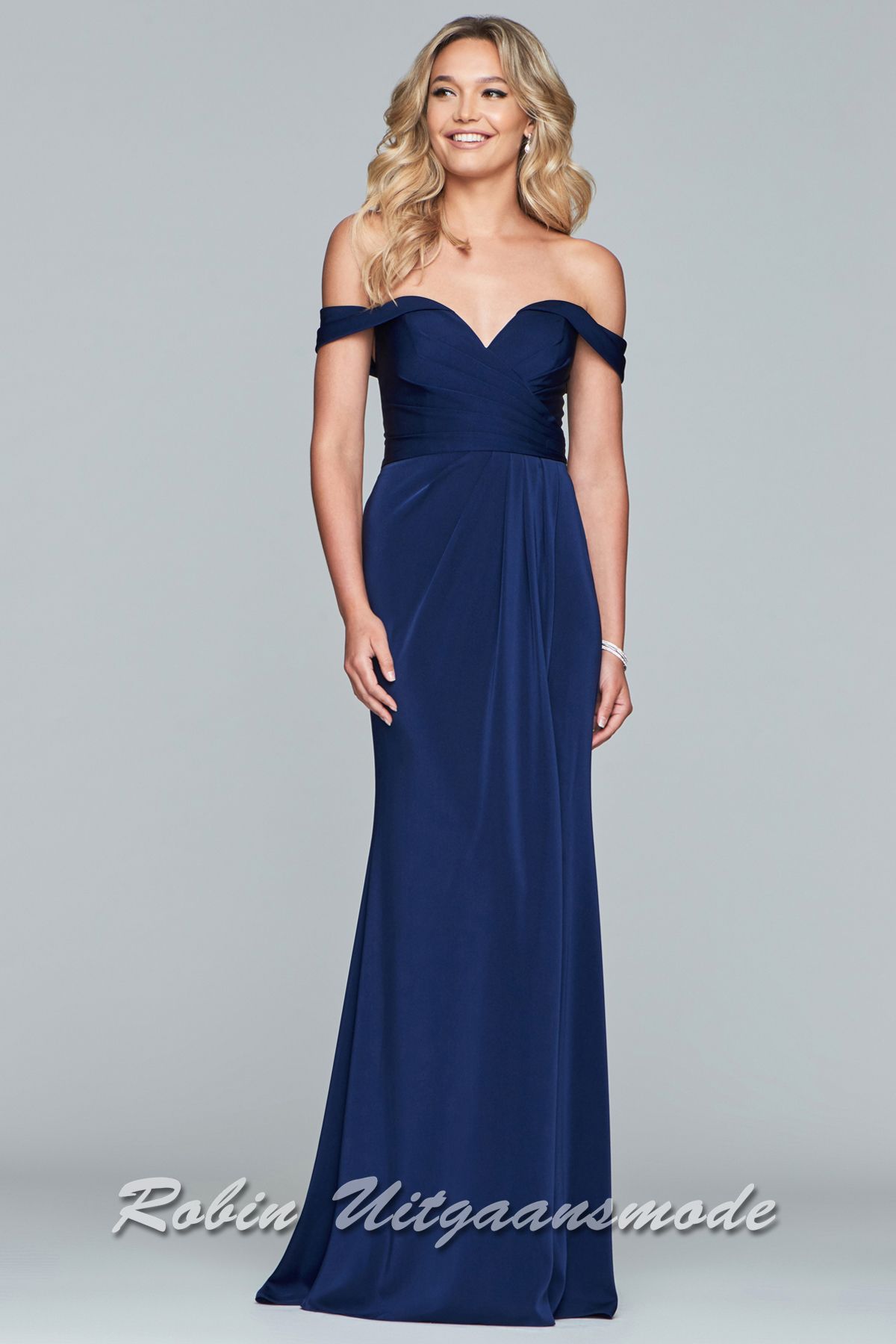 Navyblauwe Off-shoulder galajurk met split in een strak recht model
