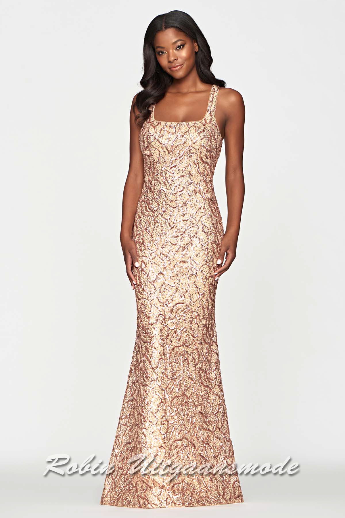 Gouden Glamour galajurk met rechte halslijn, gekruiste open rug en fit & flare rok