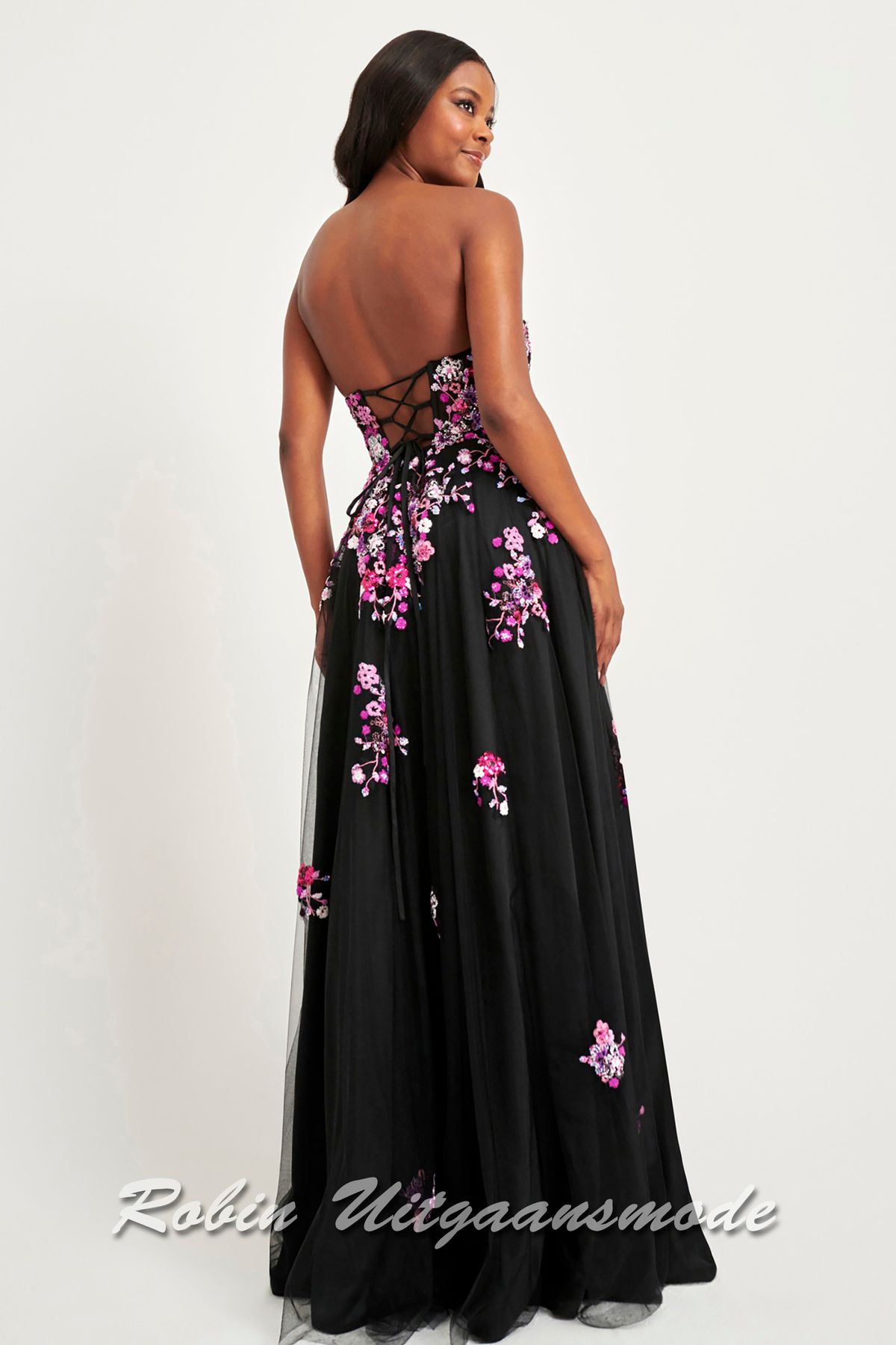 Open rug van de Strapless galajurk met bloemen versierd lijfje en tule rok