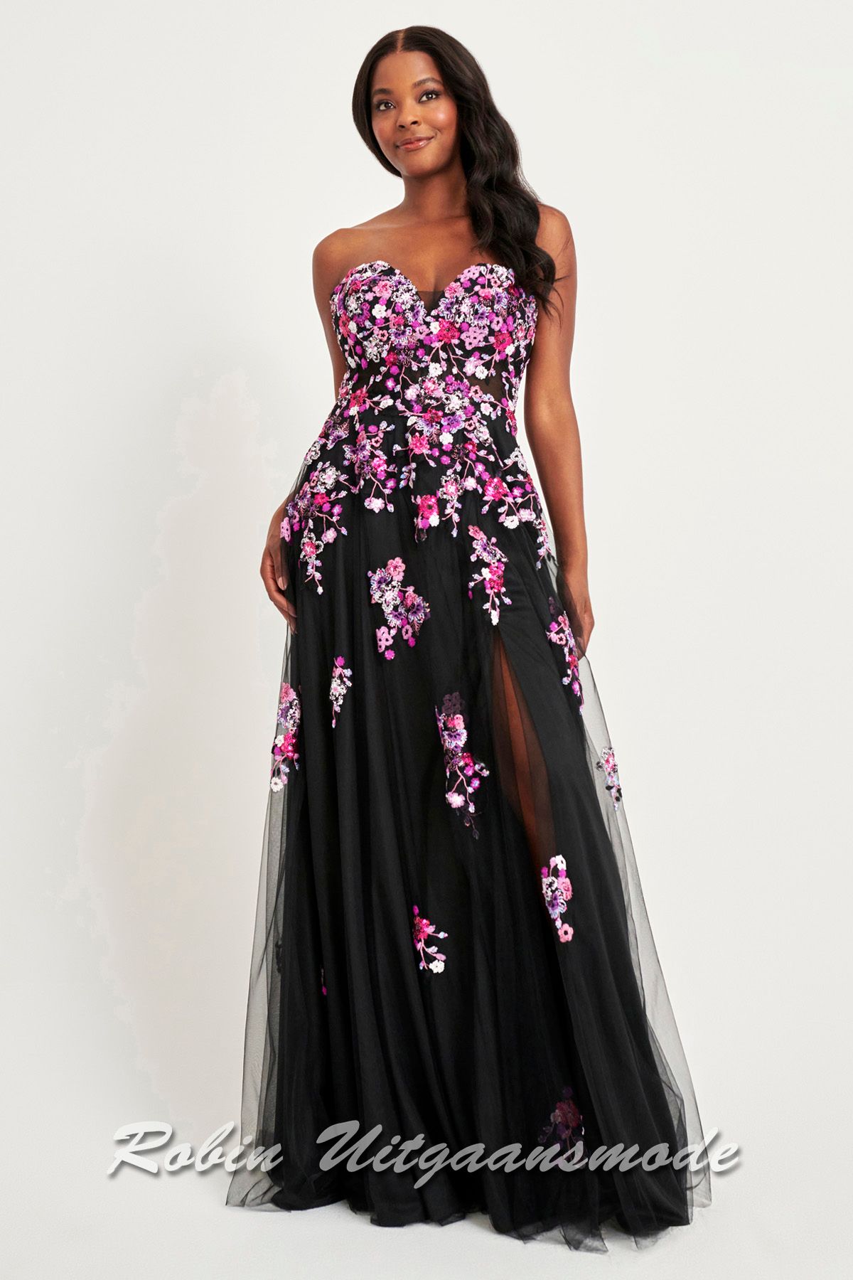 Strapless galajurk met bloemen versierd lijfje, heartshape halslijn  en tule rok met verborgen split