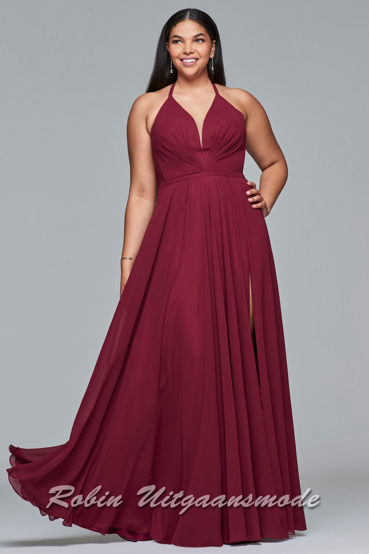 Moderne plus size galajurken in soepel vallende stoffen, in het bordeauxrood