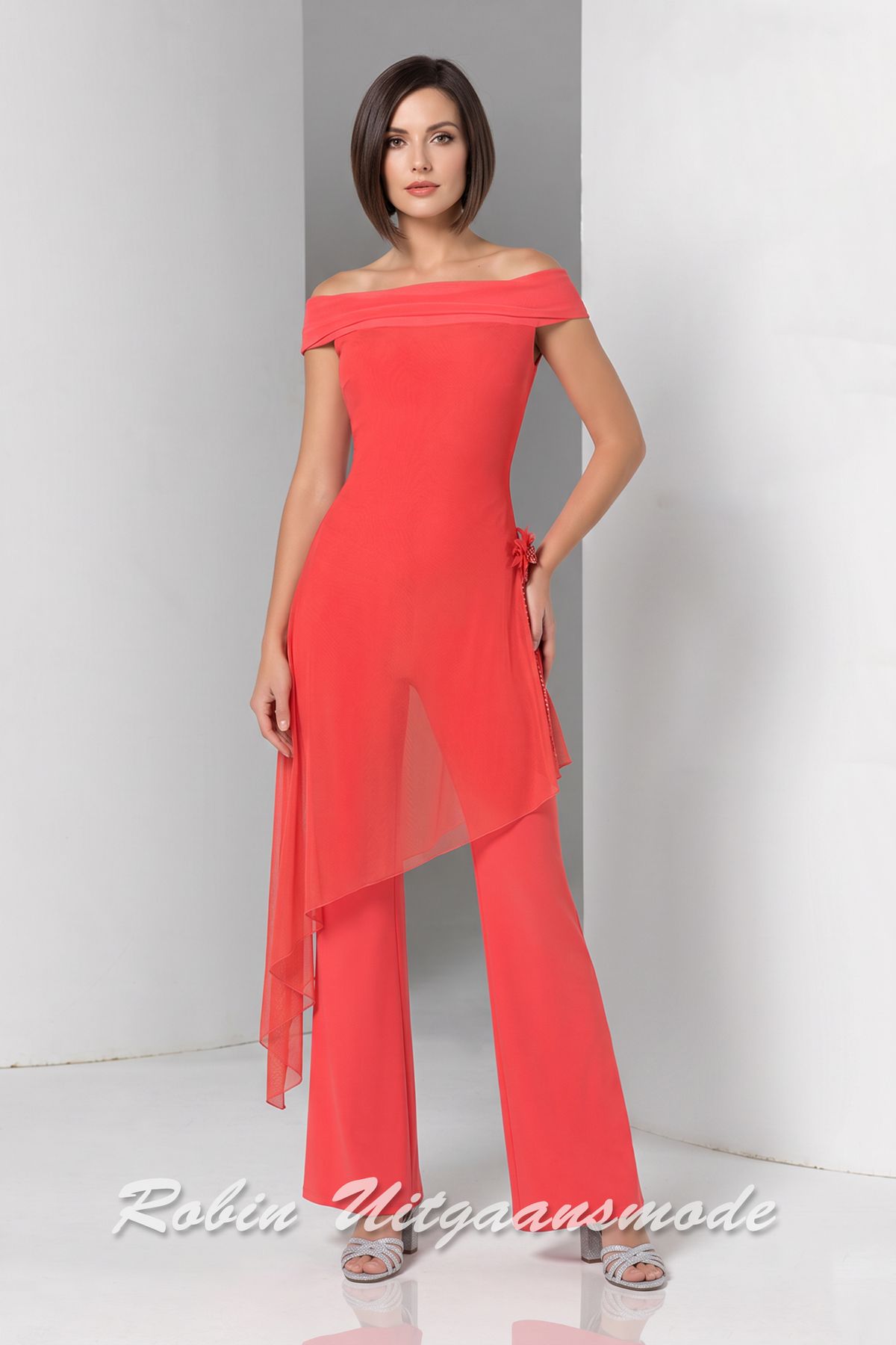 Koraalkleur Gala broekpak met asymmetrisch lijfje en off-shoulder halslijn