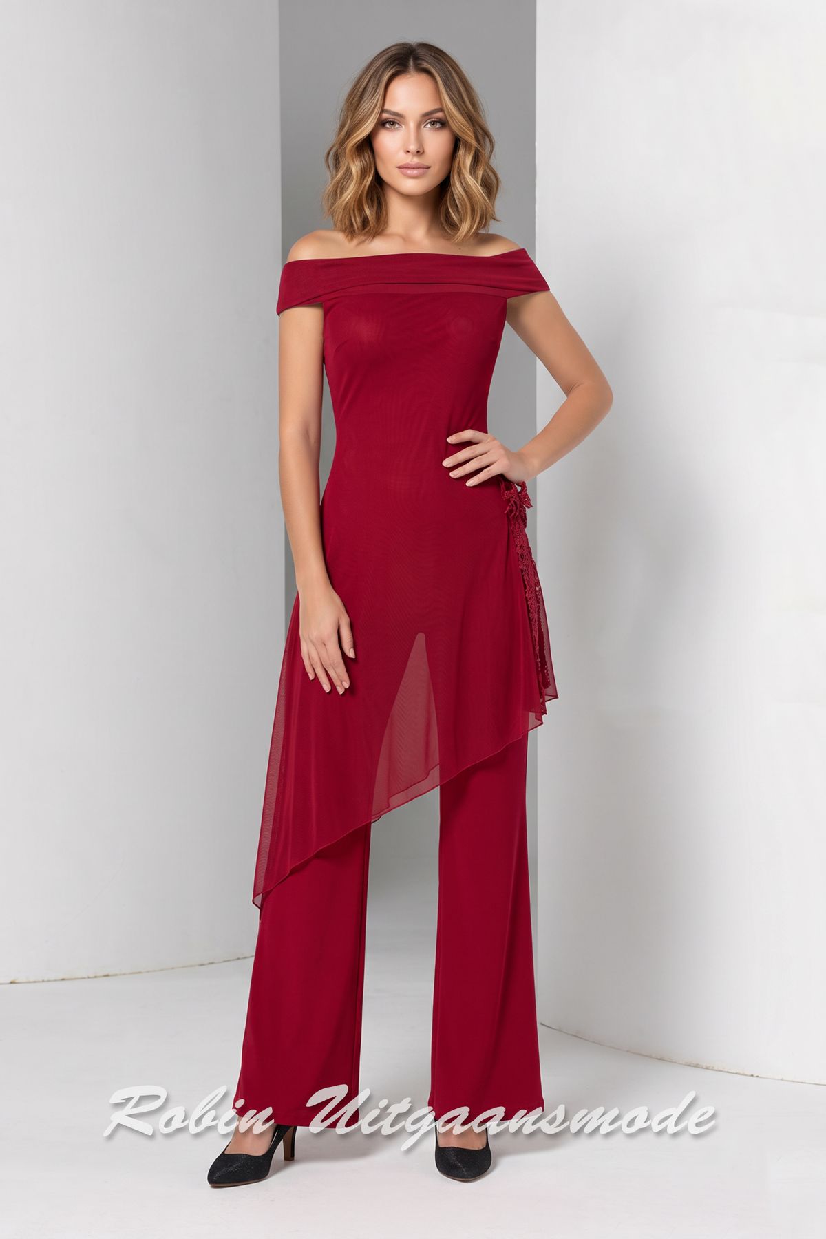 Rood Gala broekpak met asymmetrisch lijfje en off-shoulder halslijn