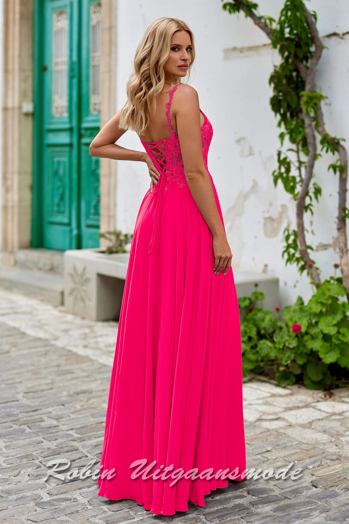 Achterkant van de fuchsia roze Chiffon galajurk met kanten lijfje, vetersluiting en split