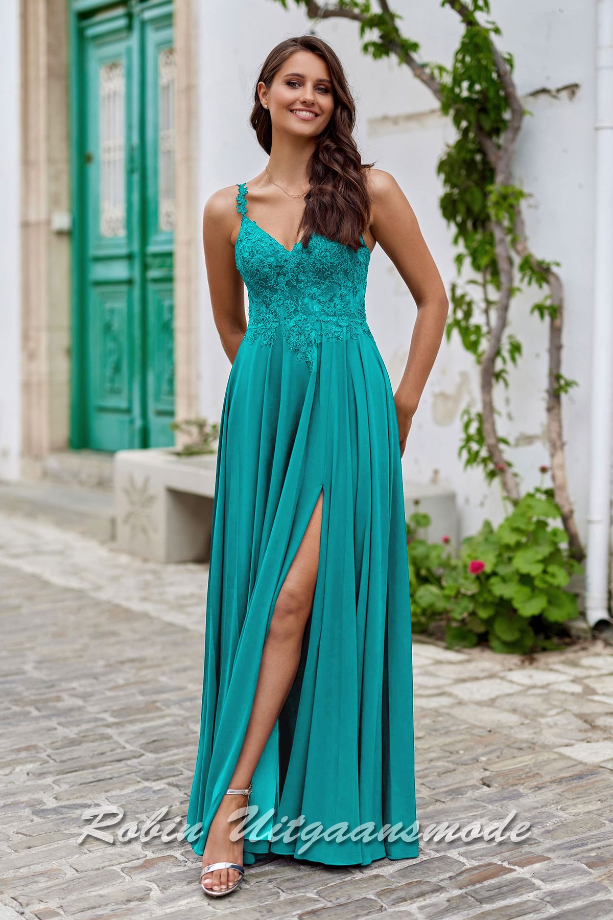 Chiffon groene galajurk met kanten lijfje versierd met bloemen patroon, lage rug vetersluiting en lange rok met bescheiden split