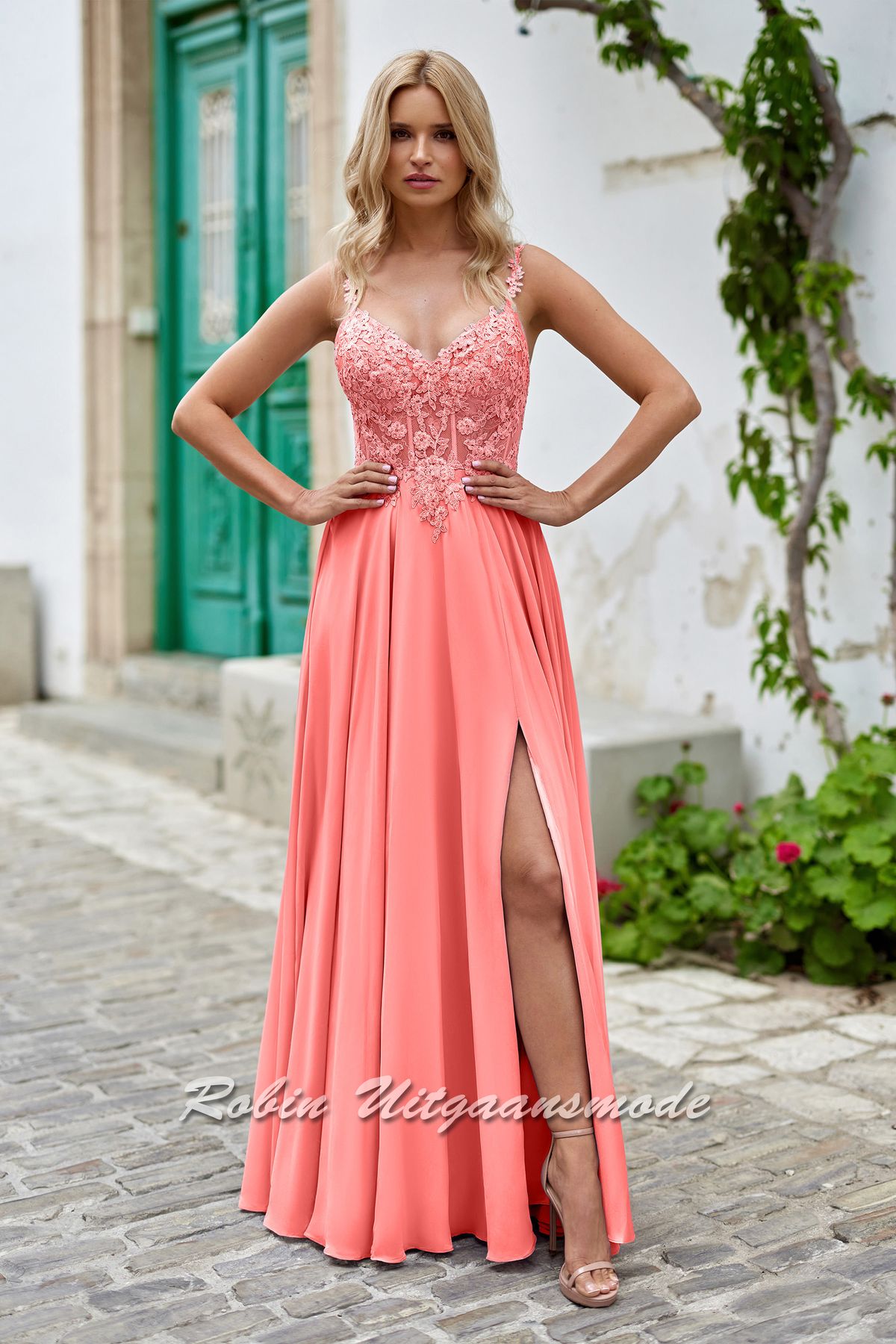 Chiffon roze galajurk met kanten lijfje versierd met bloemen patroon, lage rug vetersluiting en lange rok met bescheiden split