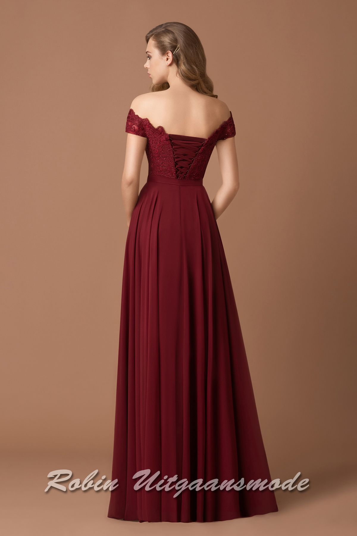Achterkant van de Off-shoulder galajurk met hartvormige kanten lijfje, vetersluiting op de rug en chiffon rok