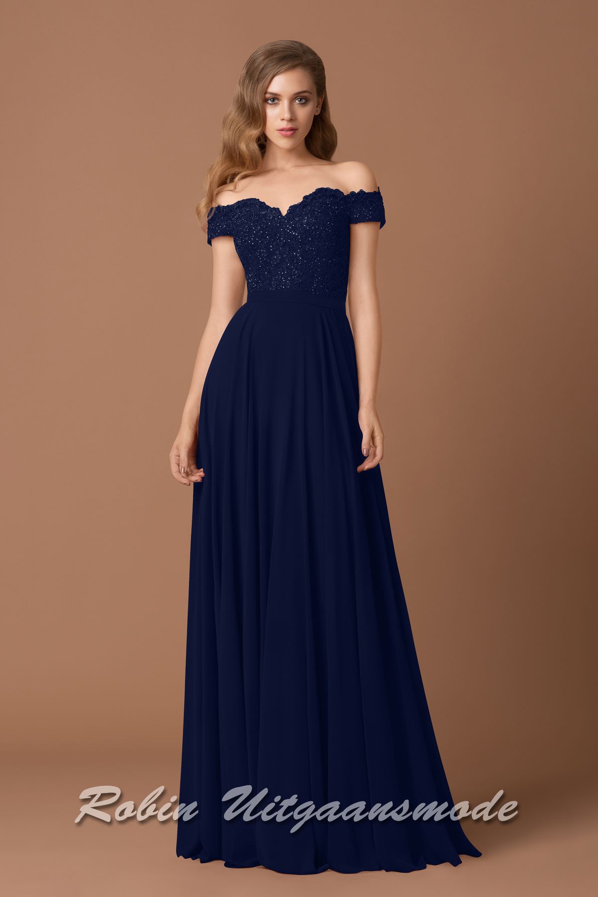 Navyblauwe Off-shoulder galajurk met hartvormige kanten lijfje, vetersluiting op de rug en chiffon rok