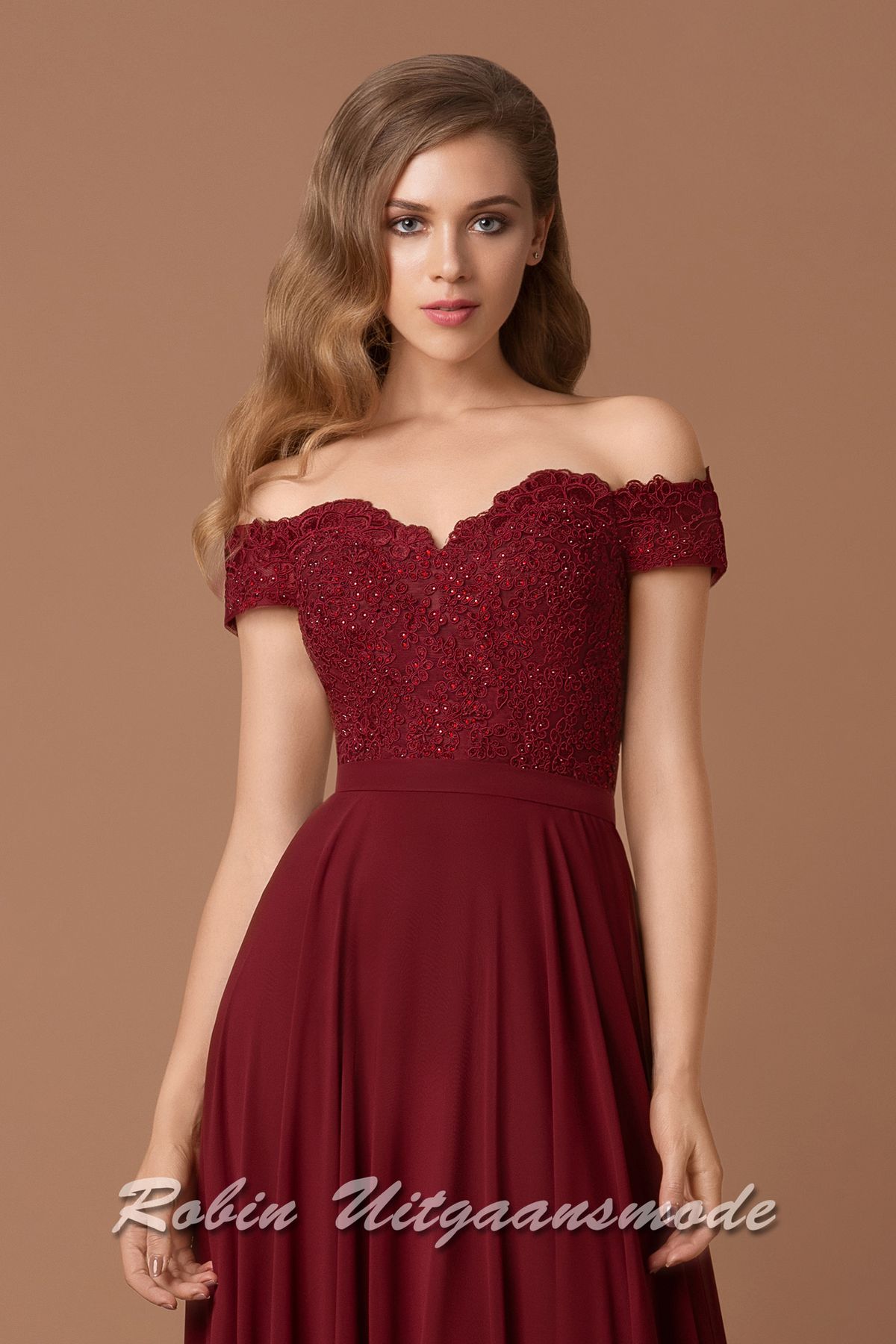 Voorkant van de Off-shoulder galajurk met hartvormige kanten lijfje, vetersluiting op de rug en chiffon rok