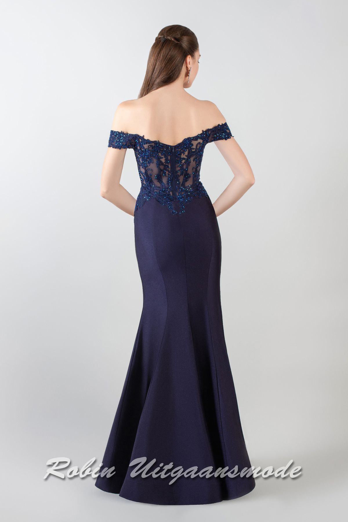 Achterkant van de Strapless galajurk met glitter korset lijfje en hoge split