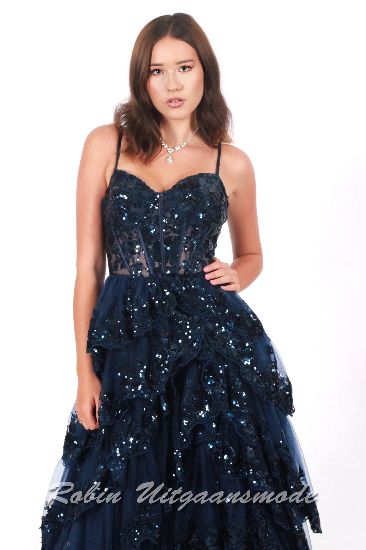 Close-up  van de navy blauwe Glamour galajurk met waterval tule rok en split