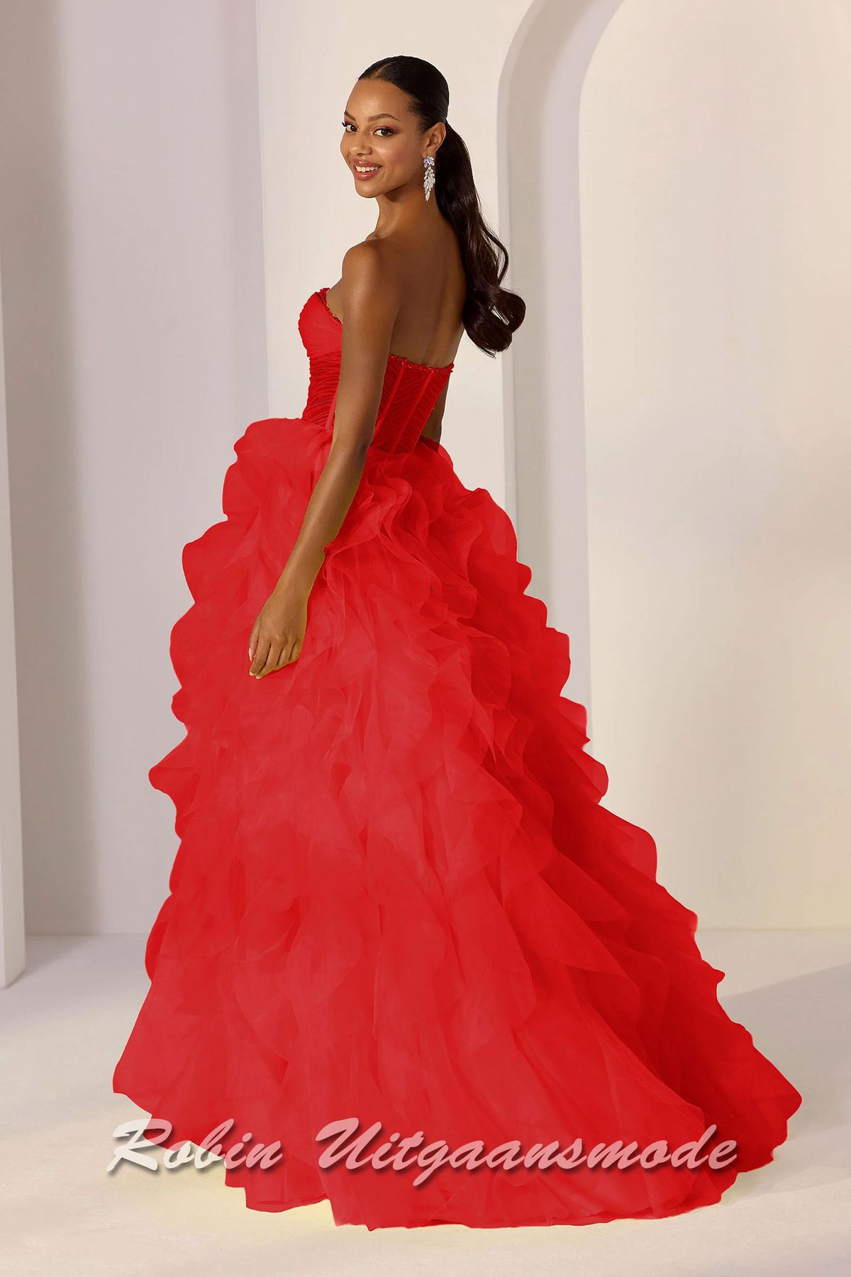 Achterkant van de Rode strapless korset galajurk met geplooide organza rok, een strapless sweetheart halslijn met sprankelende kralen en een geplooid korsetlijfje