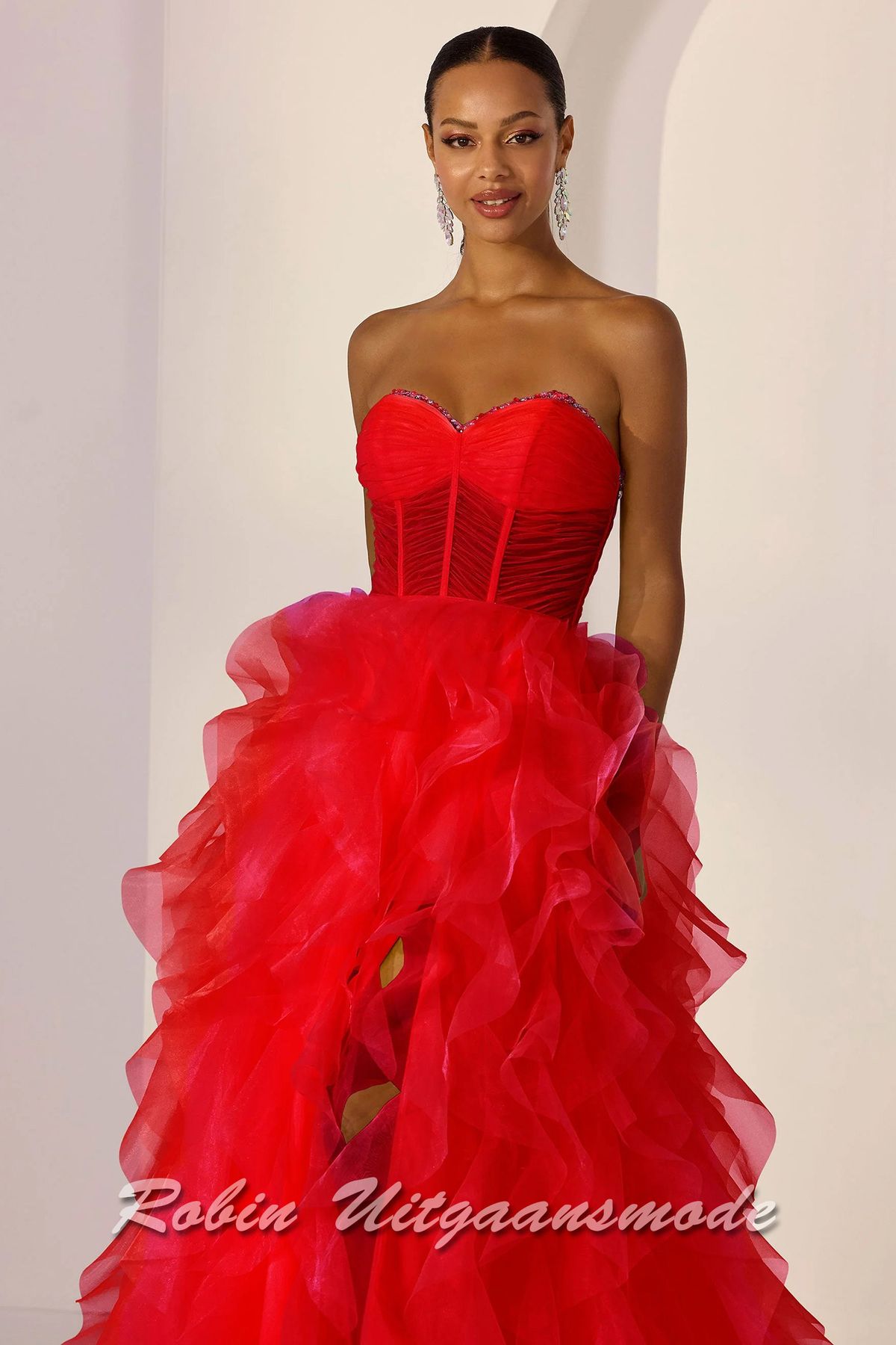 Rode strapless korset galajurk met geplooide organza rok, een strapless sweetheart halslijn met sprankelende kralen en een geplooid korsetlijfje