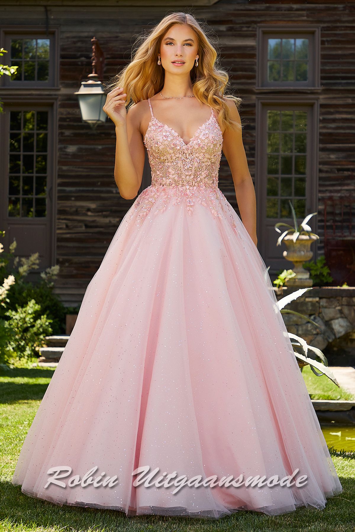 Blushroze Tule baljurk met V-hals lijfje versierd met strass-steentjes en bloemenapplicaties